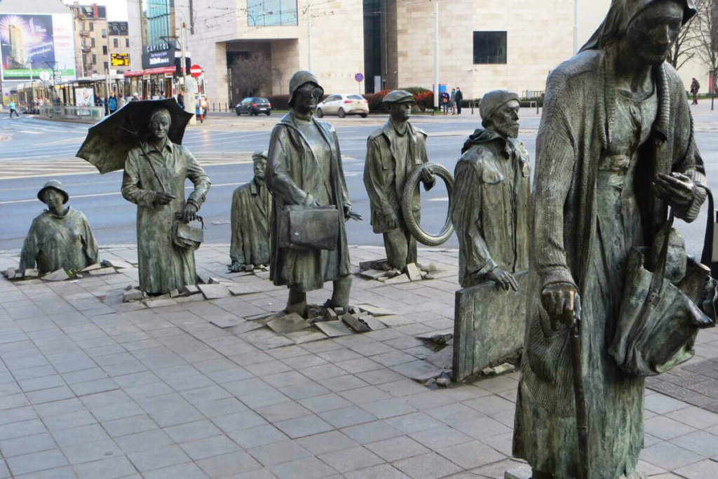 Памятник анонимному прохожему, Польша