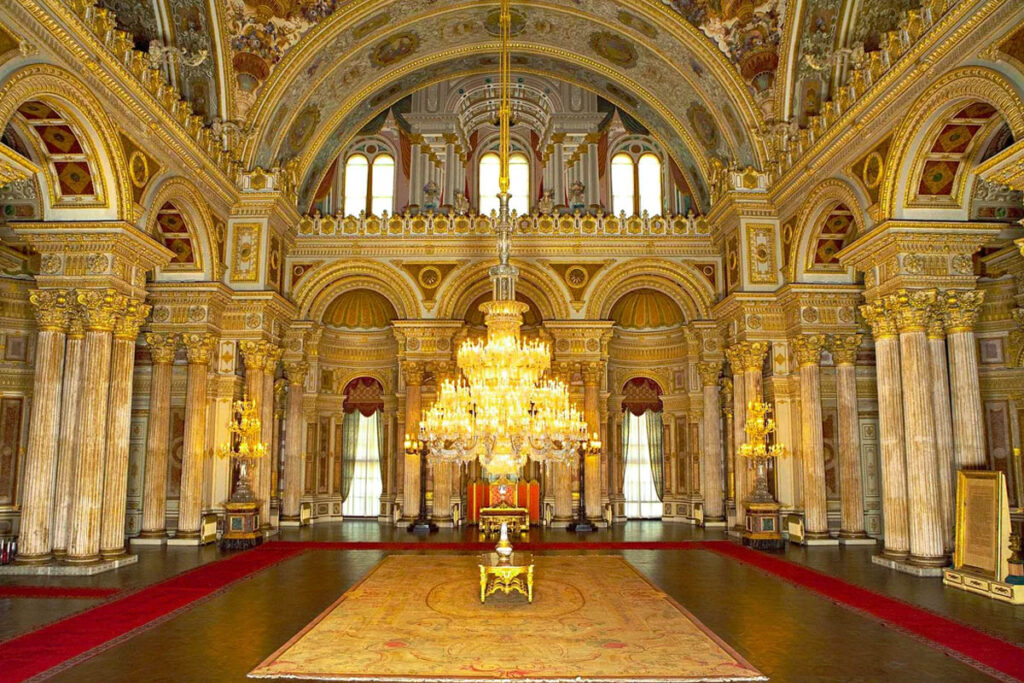 дворец Долмабахче в Стамбуле - люстра королевы Виктория