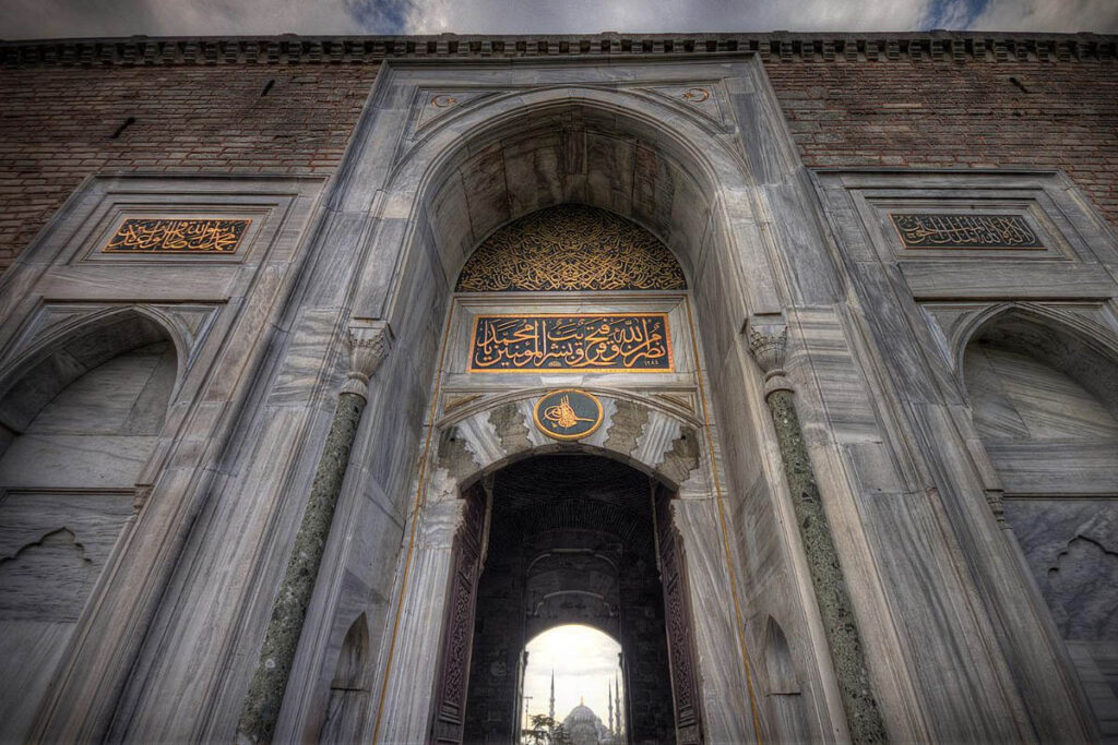 главные ворота дворца Топканы в Стамбуле