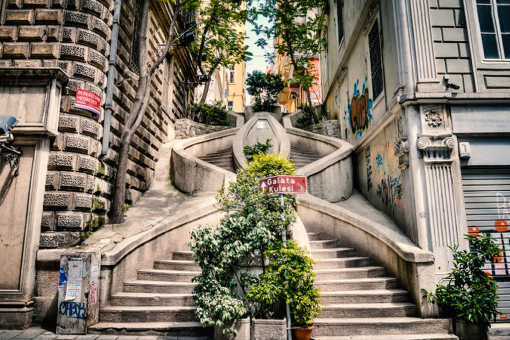 лестница Камондо в Стамбуле